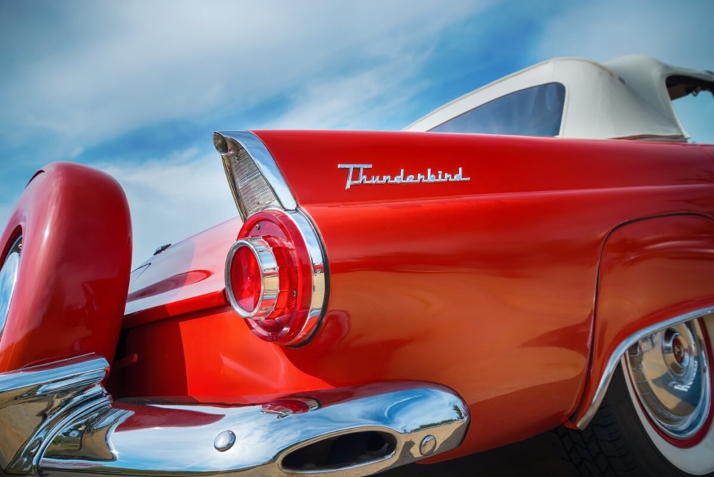 Heckseite eines roten Ford Thunderbird